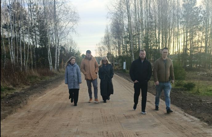 Odebrano inwestycję. Mieszkańcy zyskali nową, utwardzoną drogę