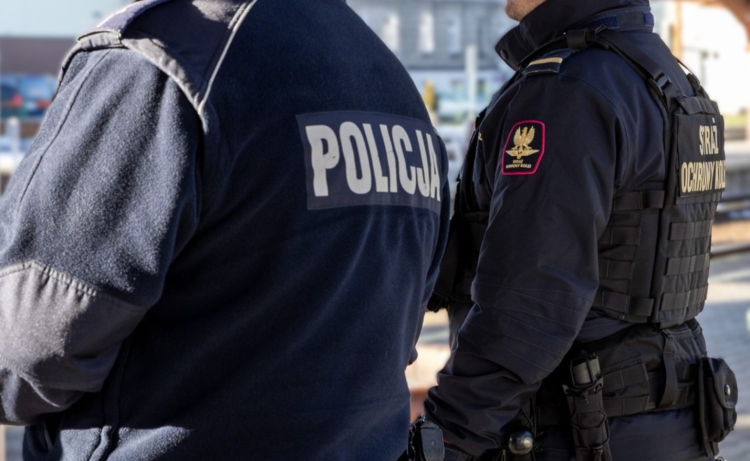 Papieros na dworcu. Zamiast pociągu – cela