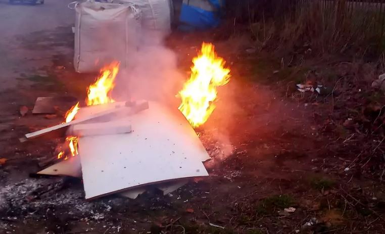 Podpalił odpady poremontowe. Chciał 'posprzątać teren'