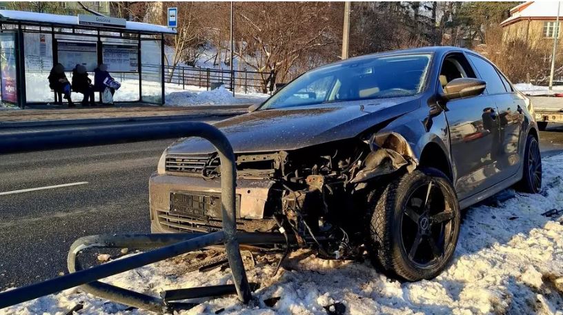 Wbiła się w barierki. Przyznała, iż jechała za szybko