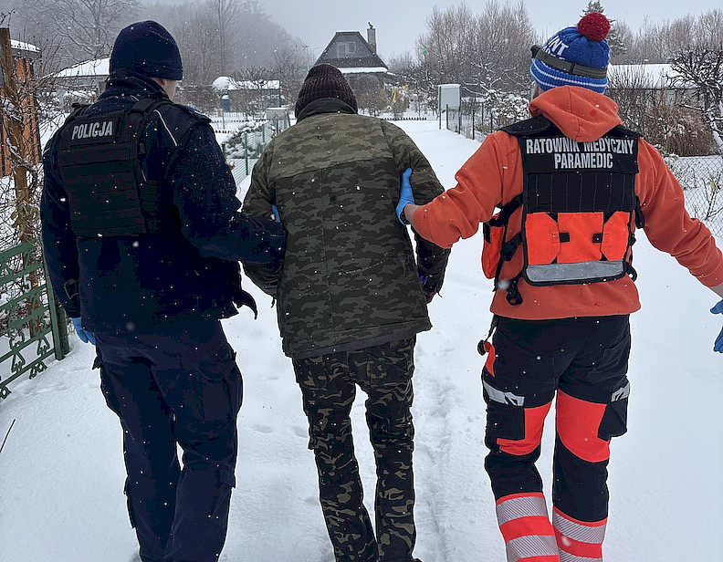 Mówił, iż ma zawroty głowy i jest mu bardzo zimno. Był w stanie hipotermii