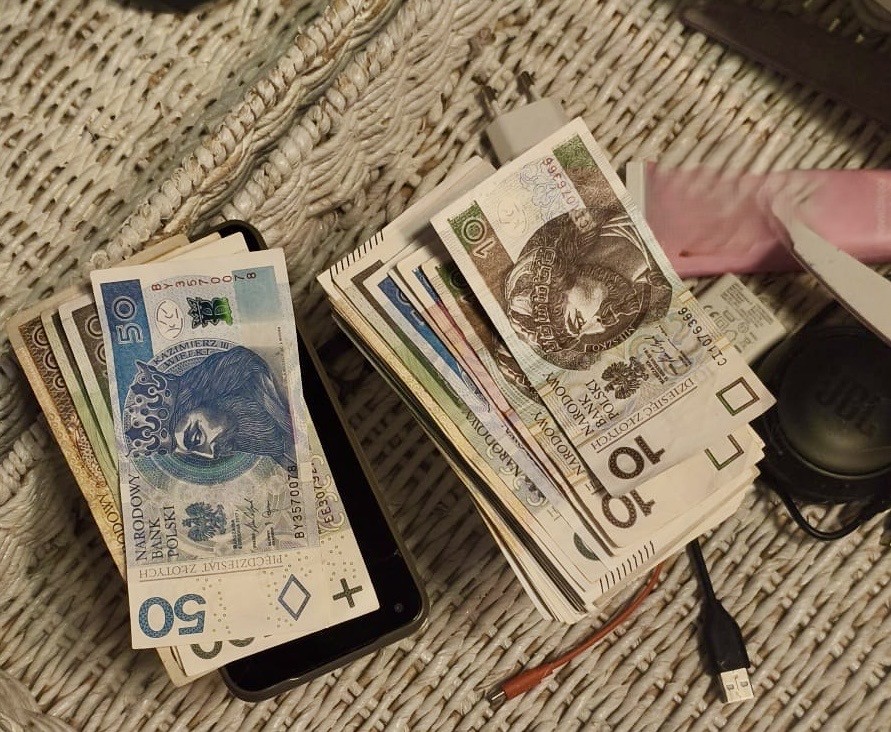 Uwaga na oszustów matrymonialnych! Policja odzyskała pieniądze 28-latki