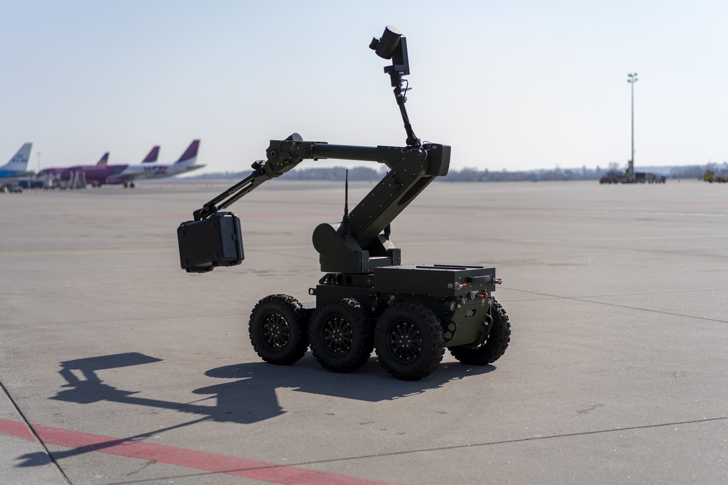 Pirotechnicy na gdańskim lotnisku. Ewakuowano terminal