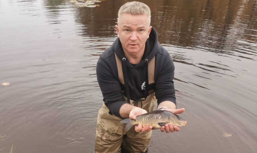 Wziął ‘ryby’ w swoje ręce! Sąsiedzki gest na wagę złota