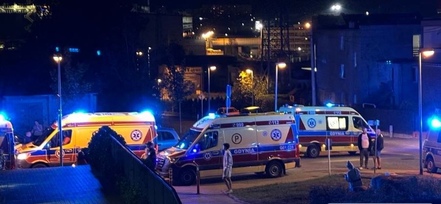 Tragiczny pożar w Gdyni. Jedna osoba nie żyje. Sąsiad bohater walczy o zdrowie