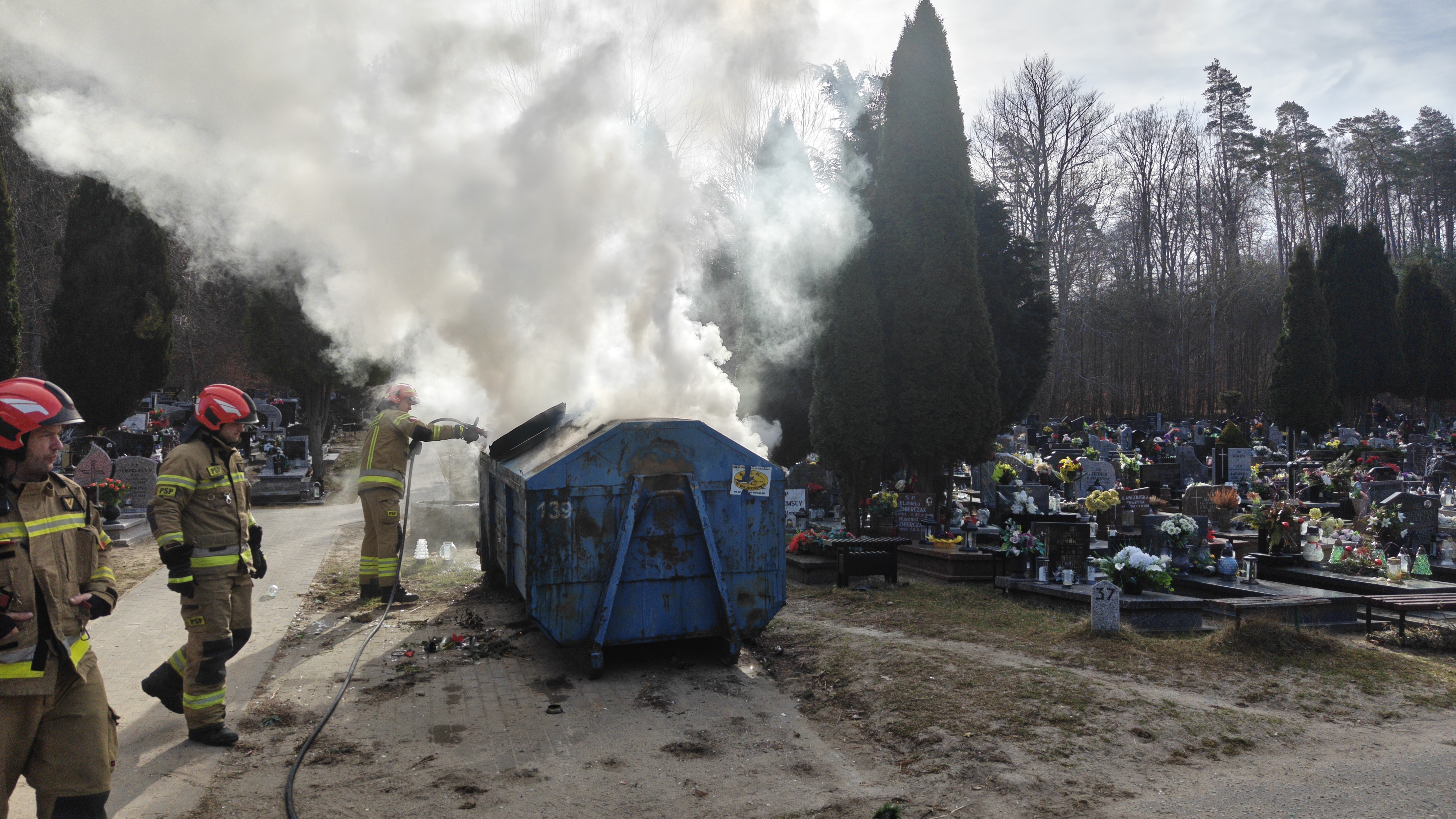 Pożar na cmentarzu! Interweniowała straż pożarna
