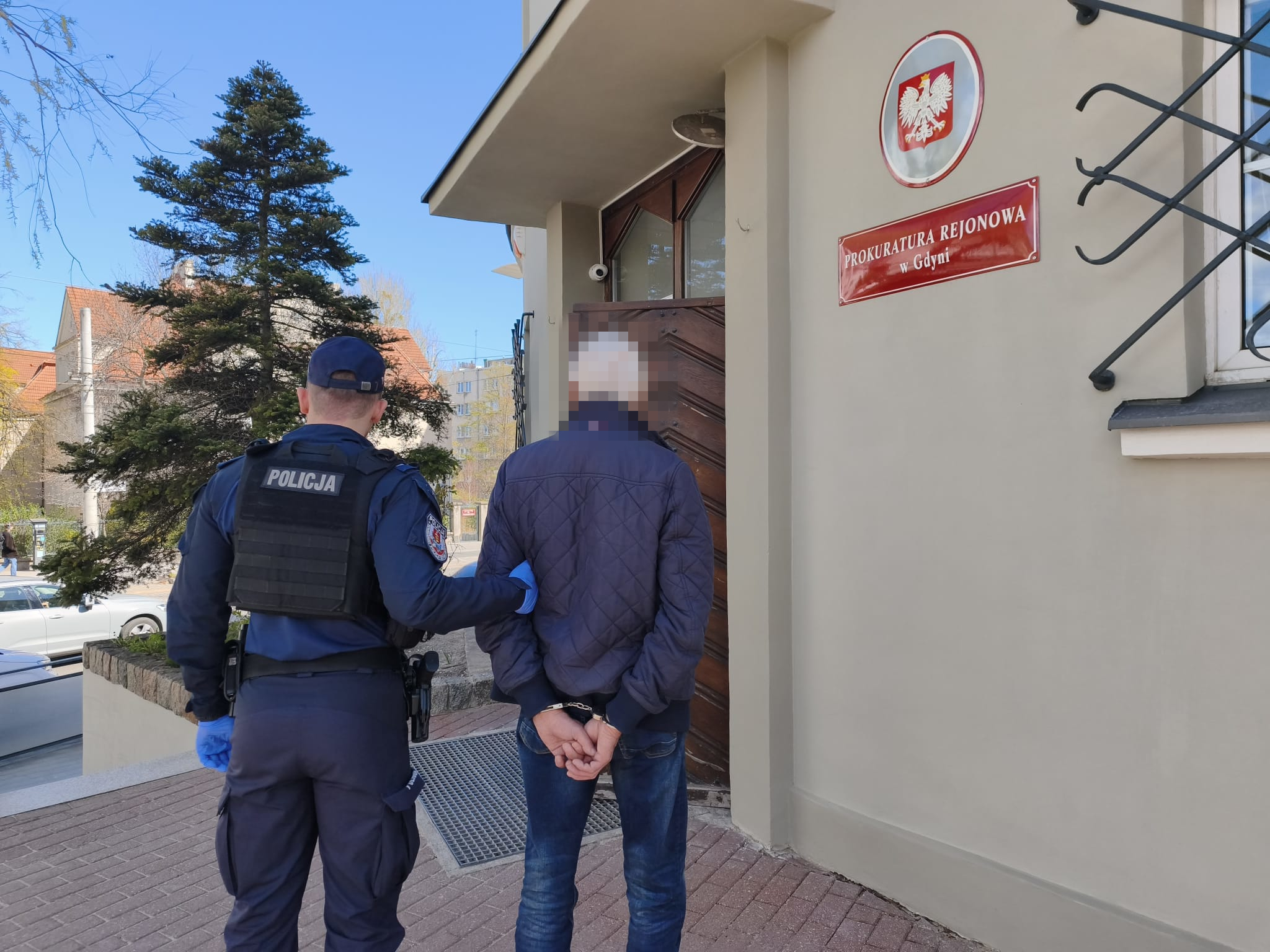 Prowadził mimo zakazu, był pijany i próbował wręczyć łapówkę. 72-latek zatrzymany