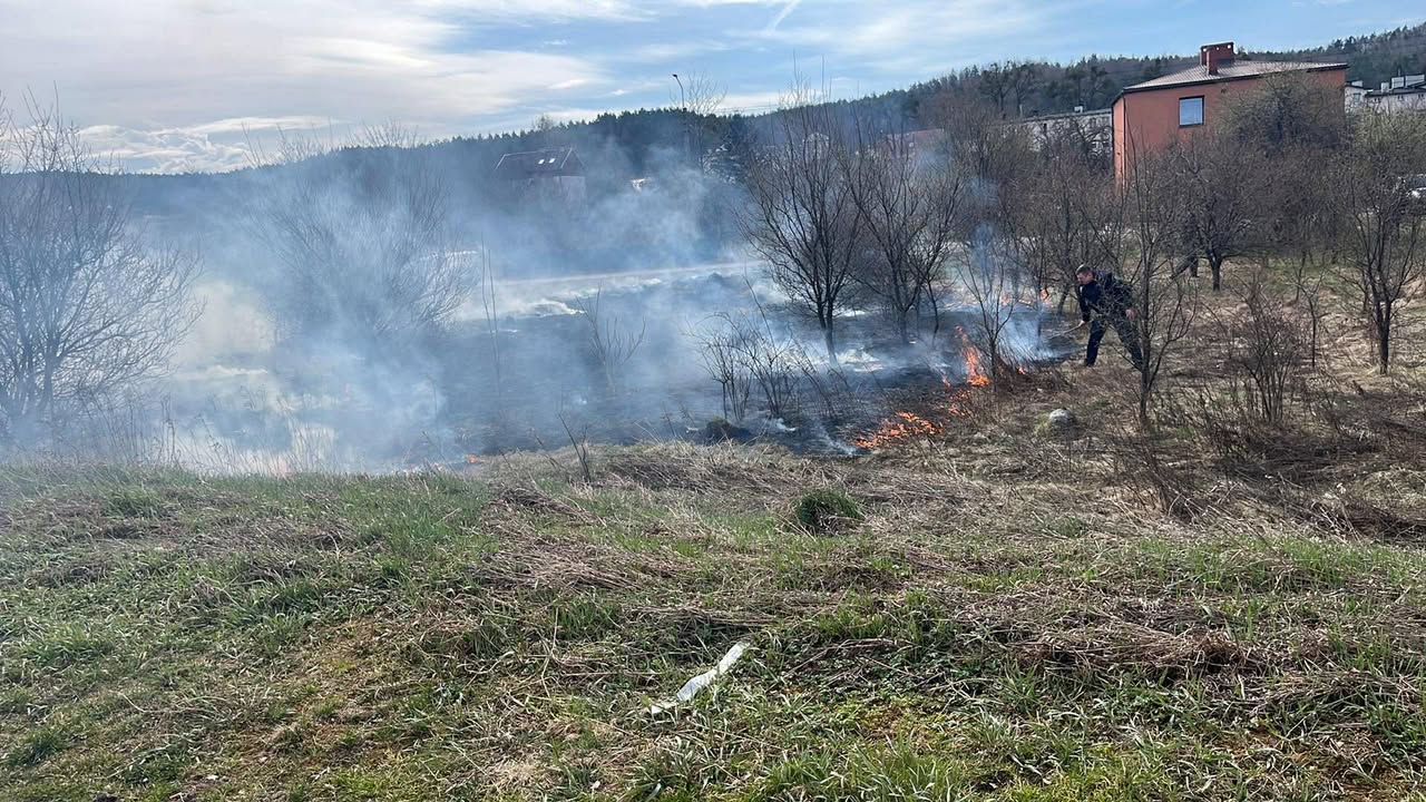 Pożar suchej trawy w pobliżu stacji kolejowej. Strażacy zapobiegli rozprzestrzenianiu się ognia