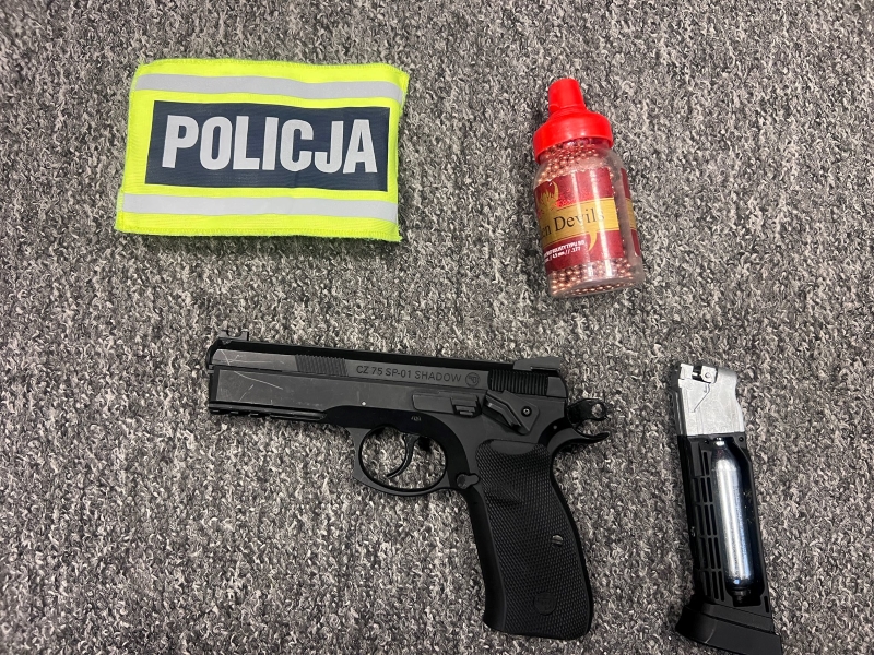 Straszyli ekspedientki bronią pneumatyczną