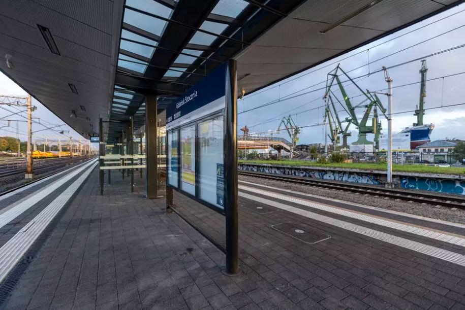 Nocna operacja przy stacji SKM. Rusza montaż nowej kładki