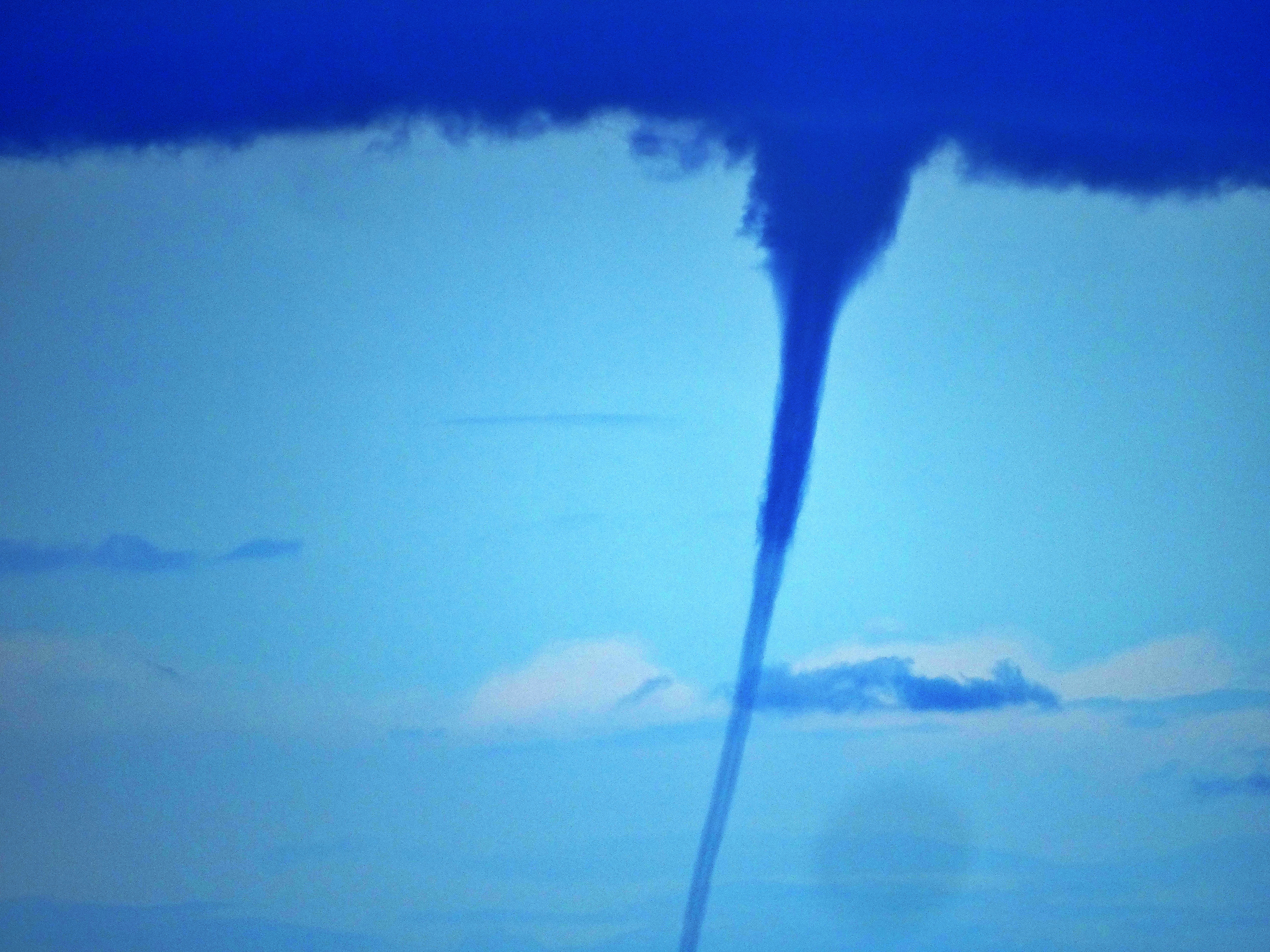 Spektakl natury nad Bałtykiem. Trąby wodne ponownie zachwyciły i...przeraziły I WIDEO