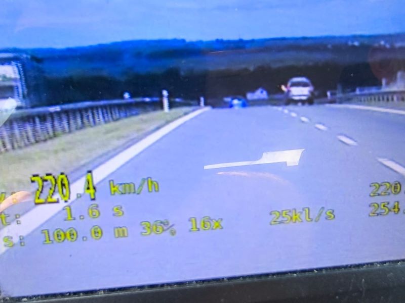 220 km/h na Trasie Kaszubskiej. Kierowca ukarany mandatem w wysokości 5,5 tysięcy złotych i 21 punktami karnymi