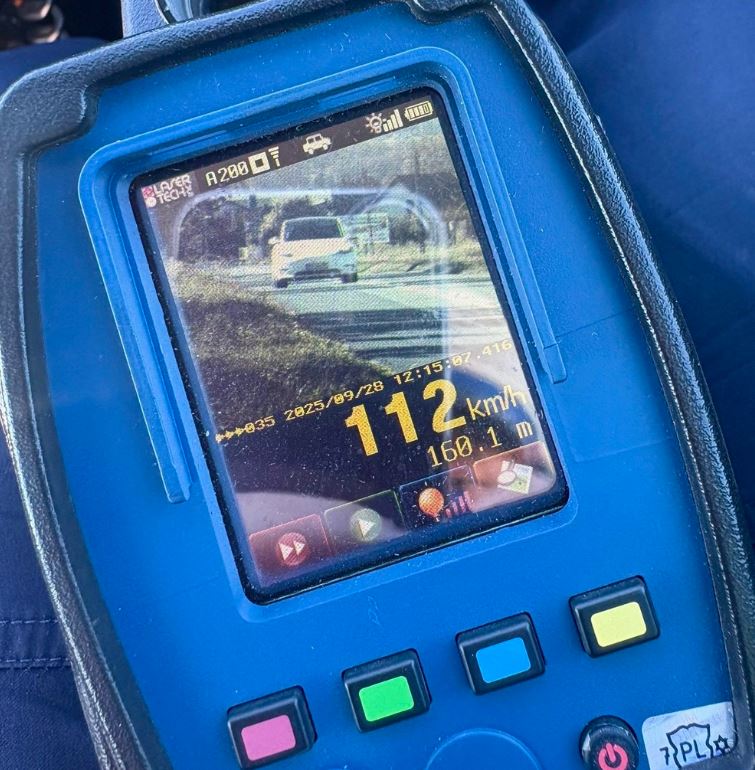 Pędził teslą przez wieś. 21-latek stracił 2 tysiące złotych i 14 punktów karnych