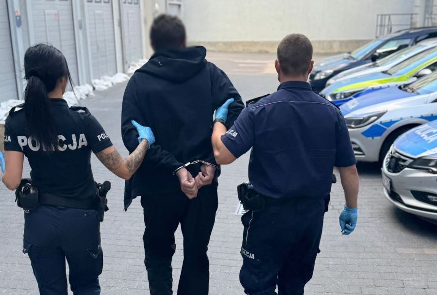 Kradł whisky i biżuterię. Mołdawianin zamiast do stolicy trafił za kratki