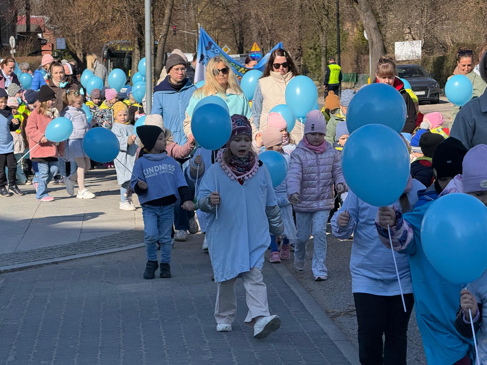 Niebieskie Wejherowo dla autyzmu. Setki osób wzięły udział w marszu świadomości