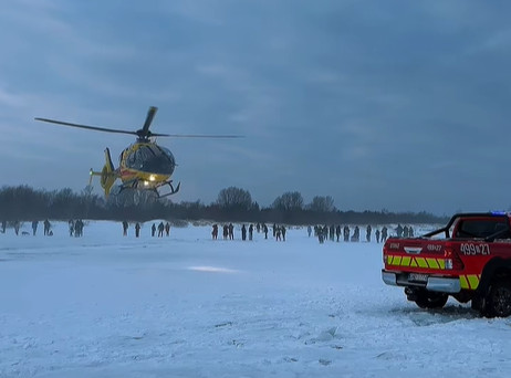 Chwila nieuwagi na lodzie. 17-latek trafił do szpitala