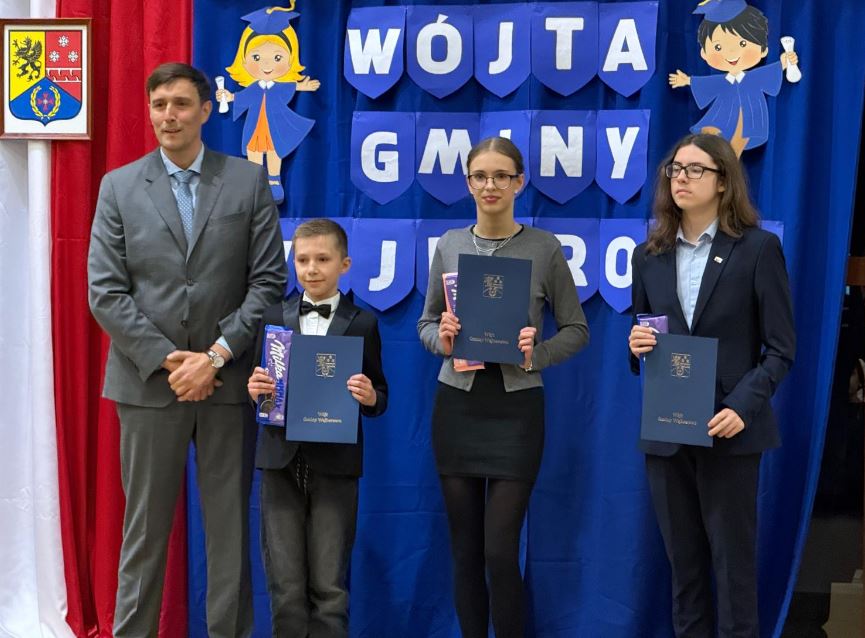'To nasze podziękowanie za ich pracę'. Nagrodzili najzdolniejszych uczniów i studentów
