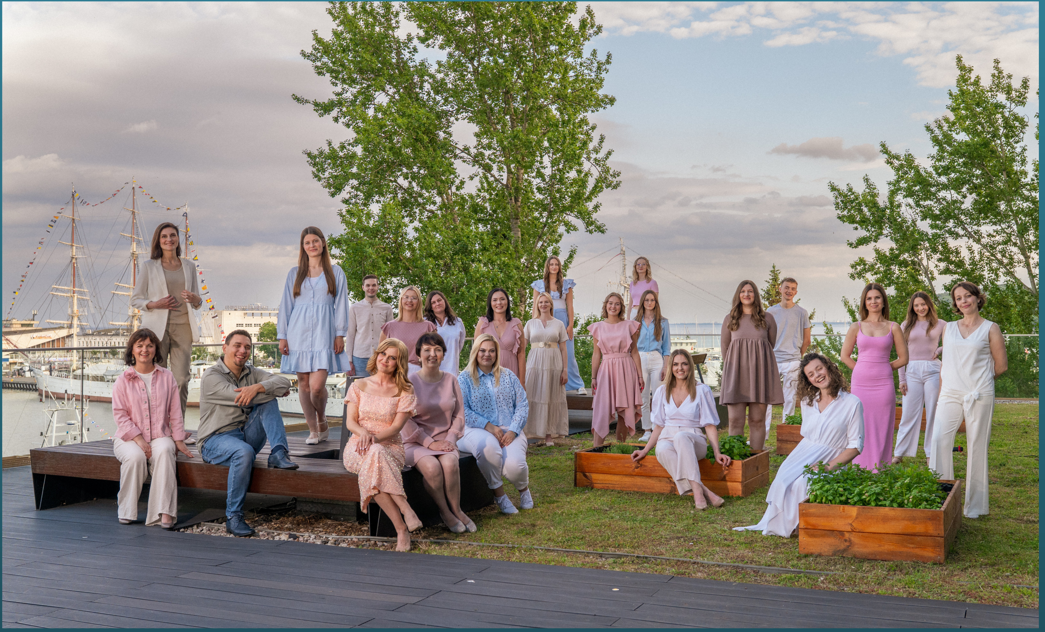 Śpiewają o uśmiechu, obecności i wdzięczności. W klipie wystąpiła Anna Dymna