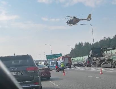 Wyszedł z samochodu na obwodnicy i został potrącony. Lądował śmigłowiec LPR I WIDEO