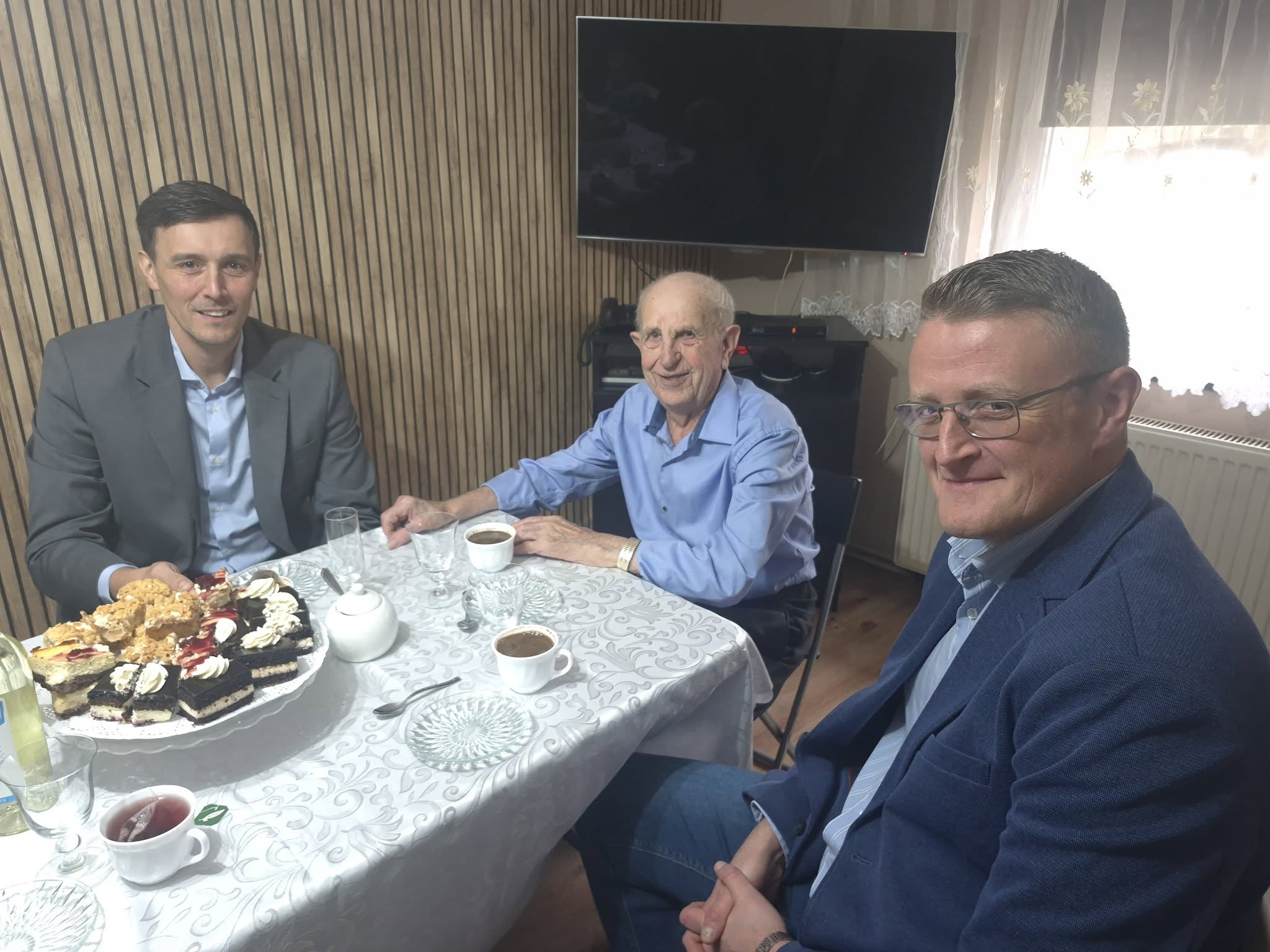 Najstarszy mężczyzna w gminie kończy 97 lat! Codziennie spaceruje z kijkami