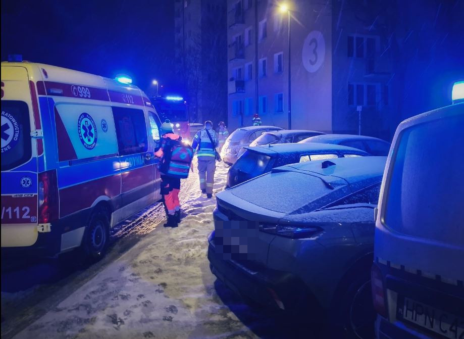 90-latek uwięziony w mieszkaniu po nocnym upadku. Dramatyczna akcja służb