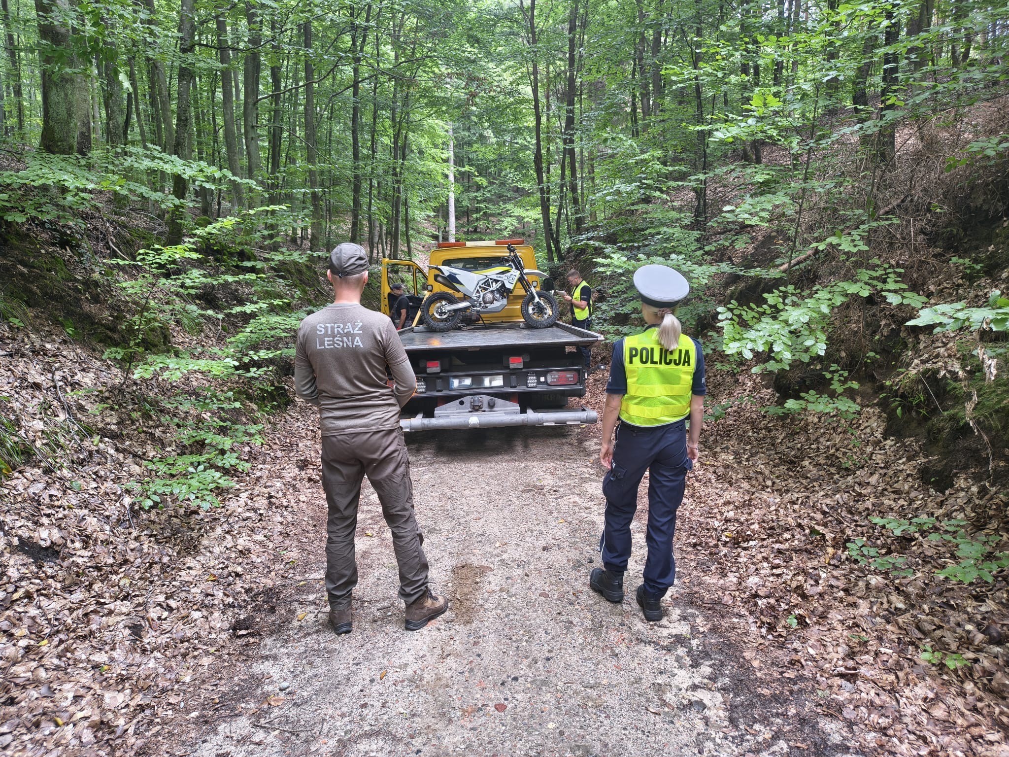 Nielegalna jazda po lesie zakończona porzuceniem motocykla