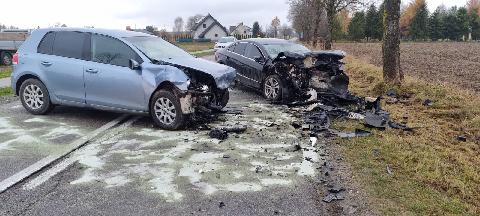 Wypadek dwóch osobówek w Zakrzewie. Są poszkodowani | ZDJĘCIA