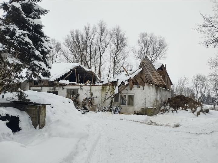 Dach runął pod naporem śniegu! Policja i straż apelują
