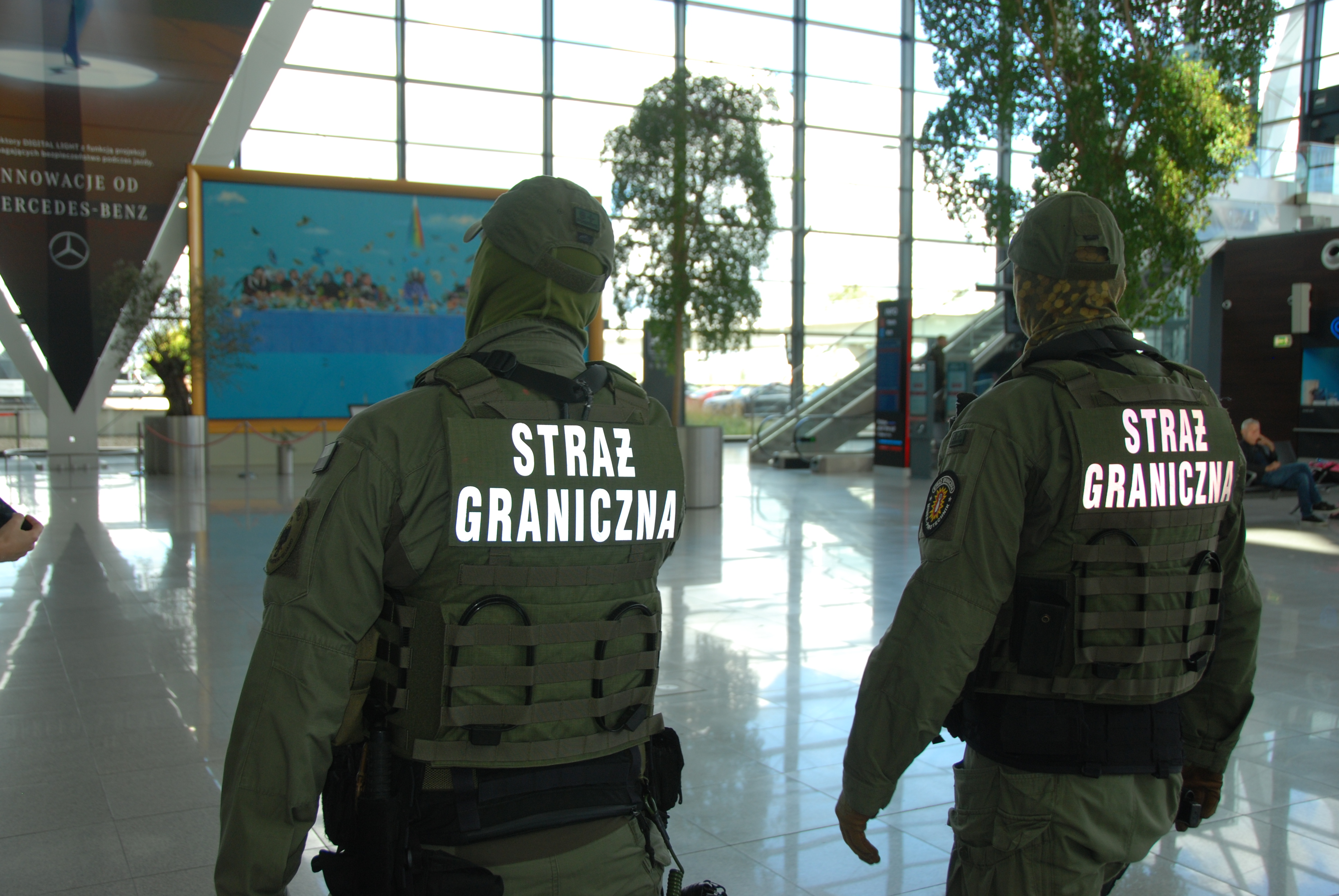 Agresja na lotnisku. Ukrainka próbowała ugryźć w dłoń strażnika granicznego