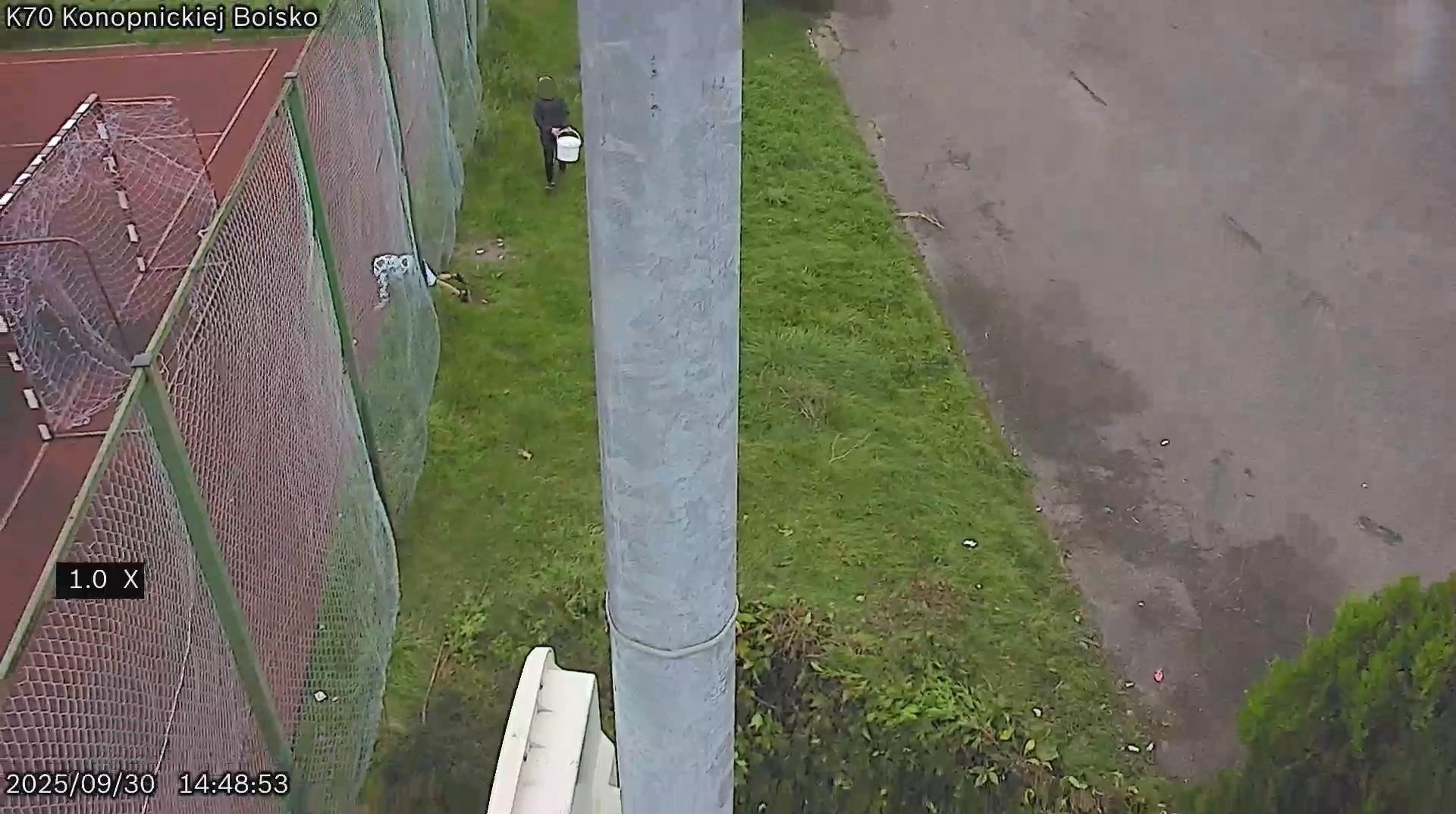 Boisko jak płótno malarskie. Chłopcy 'odnowili' Orlika farbą