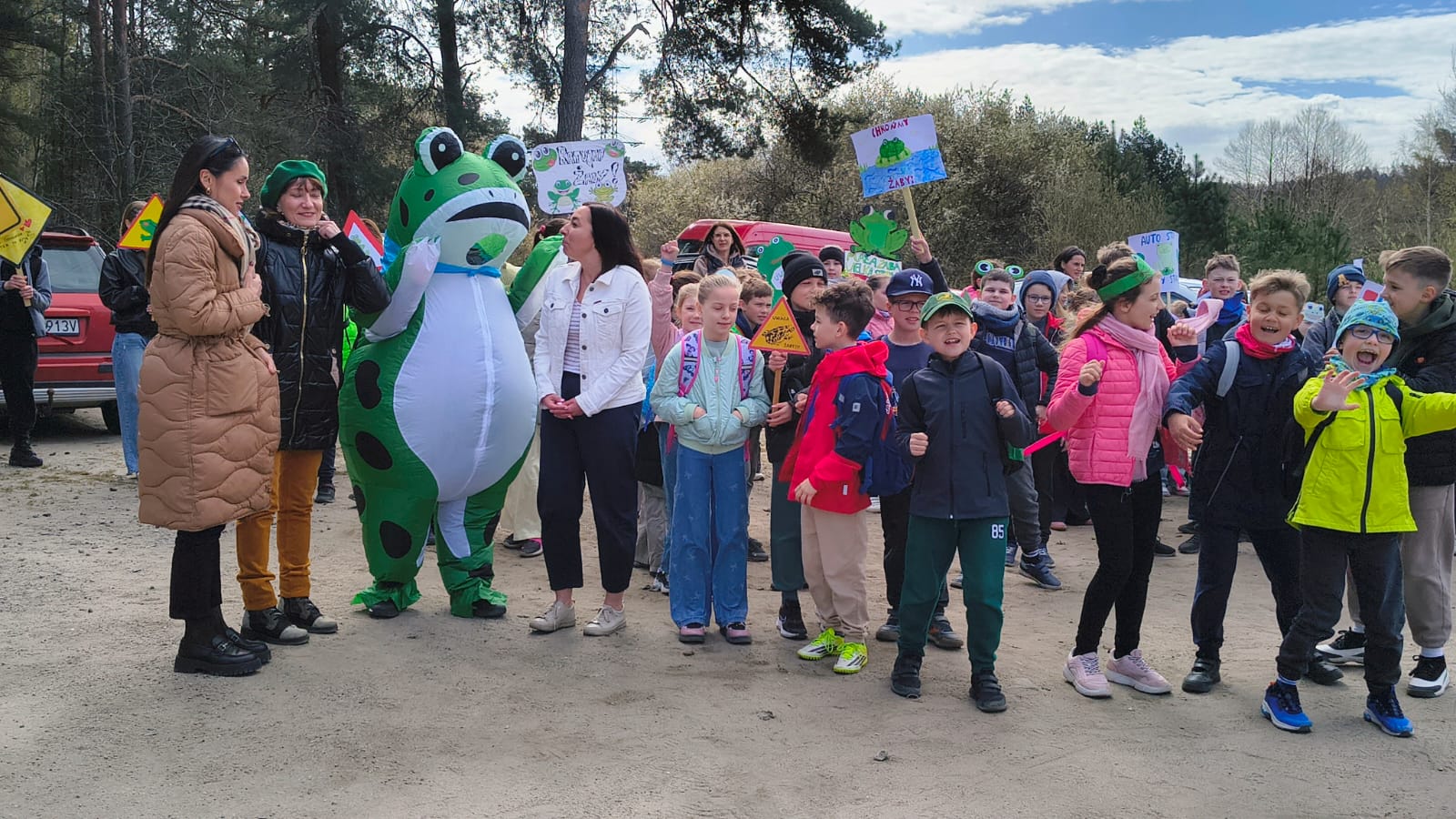 Ekologiczna misja uczniów 'Piątki.” Ratują żaby i uczą odpowiedzialności