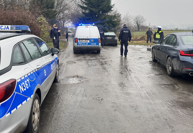 Policyjny pościg w Redzie! Porzucił pojazd i uciekł pieszo do lasu