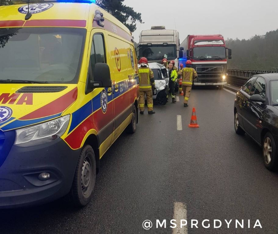 Tir najechał na pojazd osobowy. Jedna osoba trafiła do szpitala