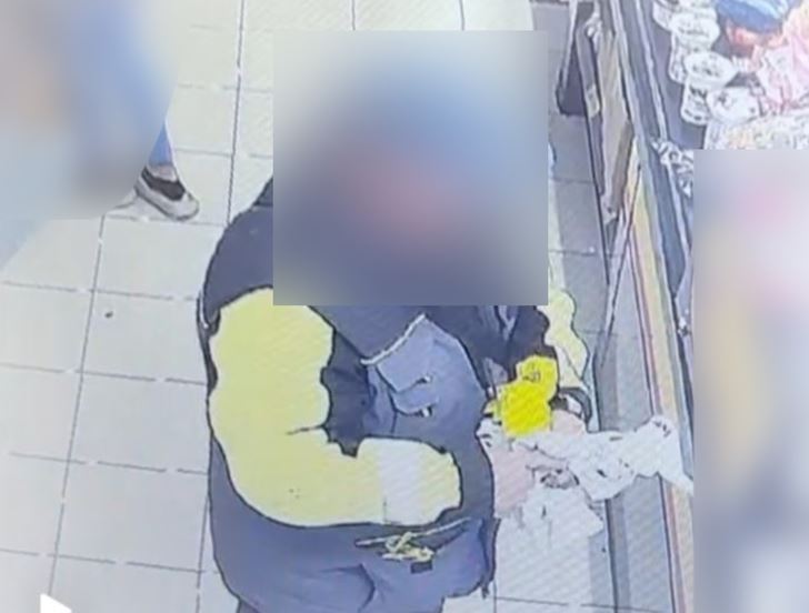 Podniósł portfel z podłogi… i ukradł pieniądze! Kamera wszystko nagrała