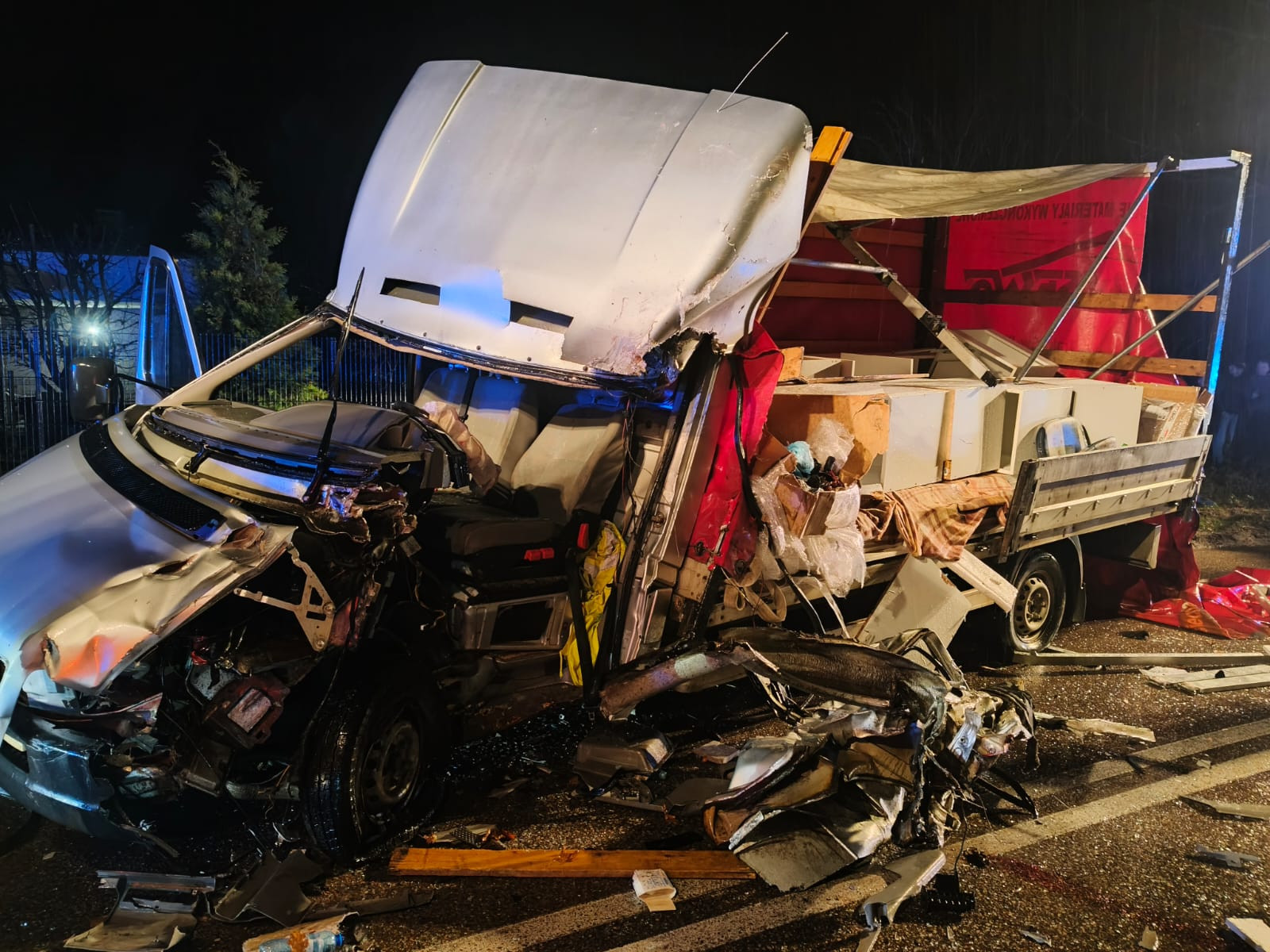 Groźnie wyglądające zderzenie ciężarówki z busem. Dwie osoby w szpitalu