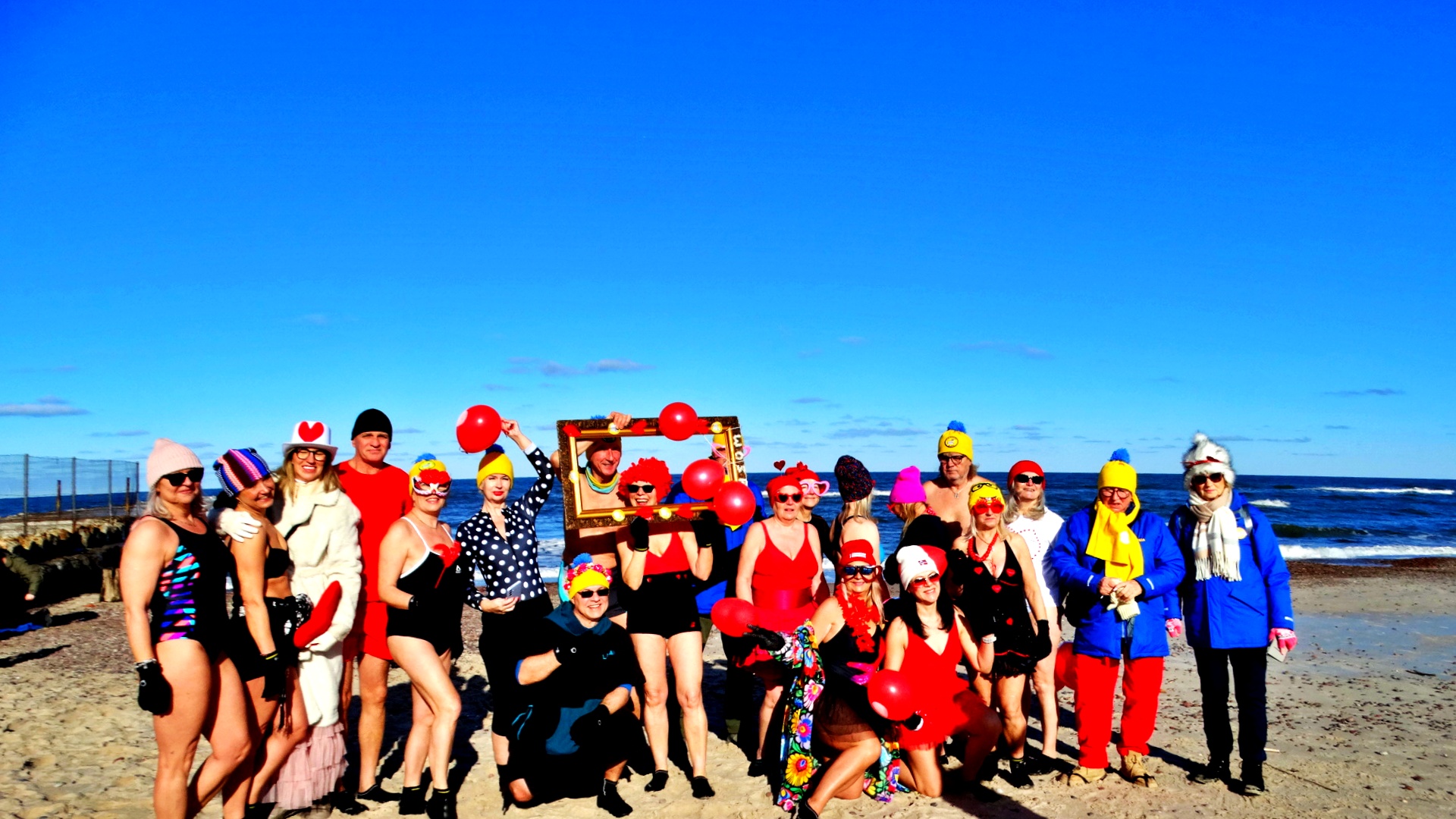 Zimna woda, gorąca atmosfera. Walentynkowe spotkanie morsów w Ustce