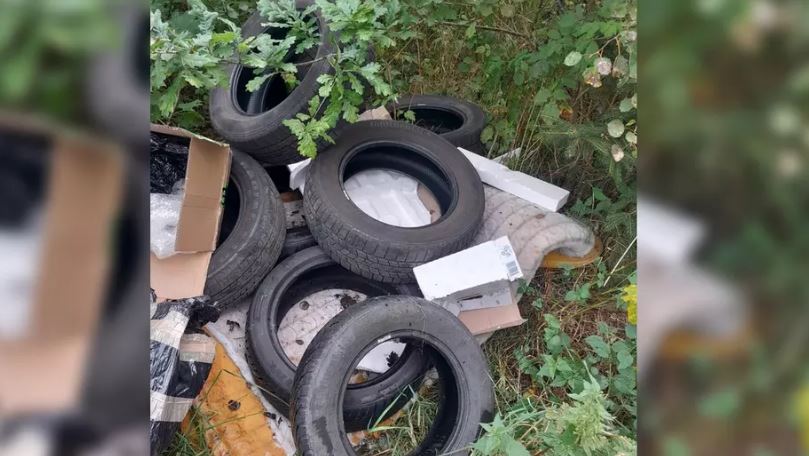 Strażnicy odkryli dzikie wysypisko. Sprawcę zdradziły… listy przewozowe