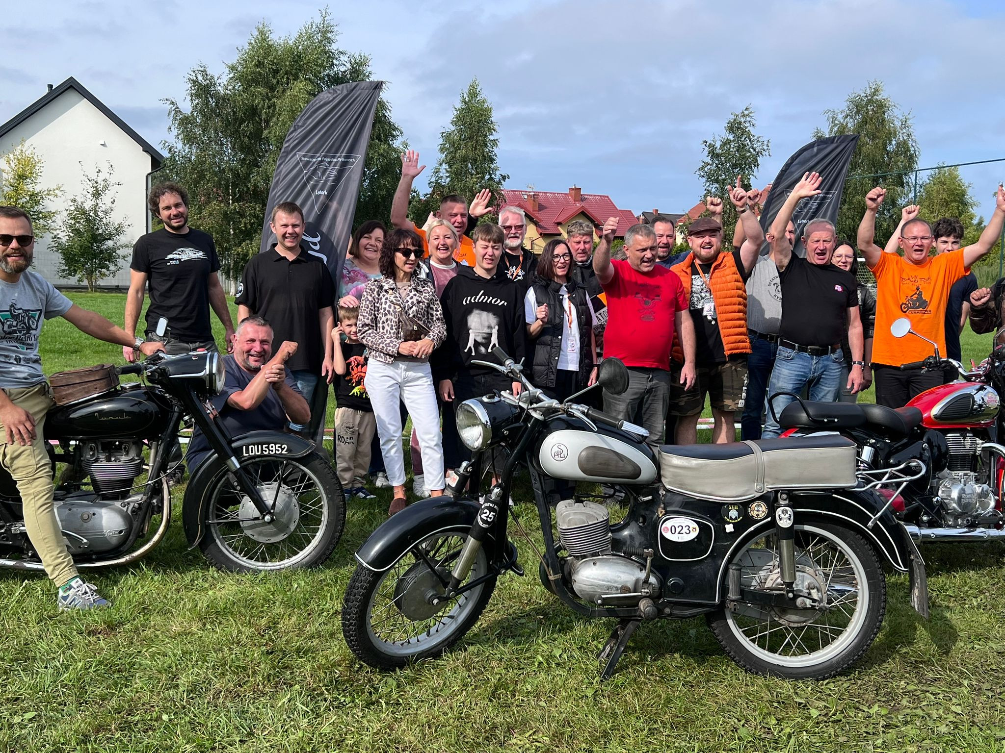 Rajd zabytkowych motocykli zagościł w Dębkach. Ponad 70 załóg na starcie