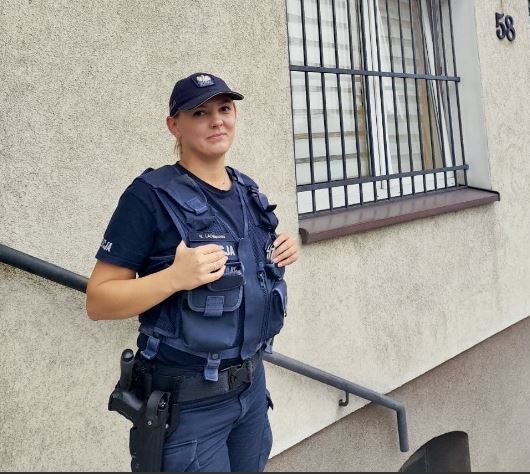 Wyszedł z domu w piżamie i kapciach. Policjantka uratowała zaginionego seniora