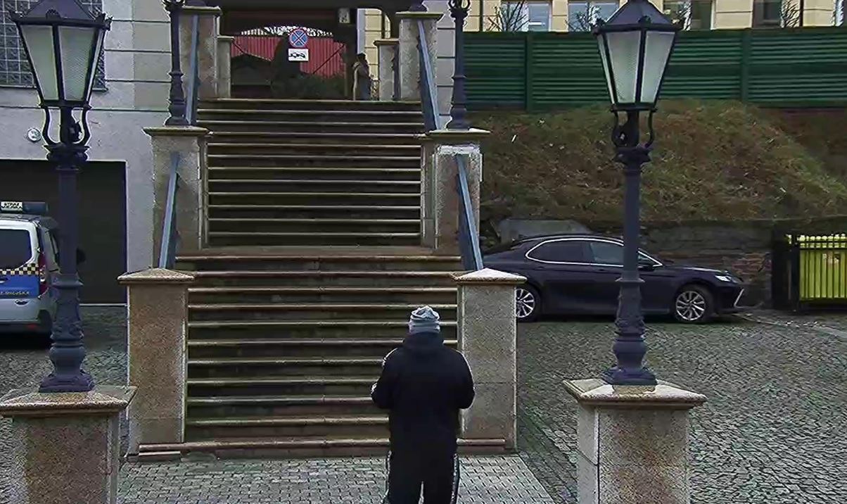 Pijana 16-latka znaleziona pod schodami. Sprawa trafi do sądu rodzinnego