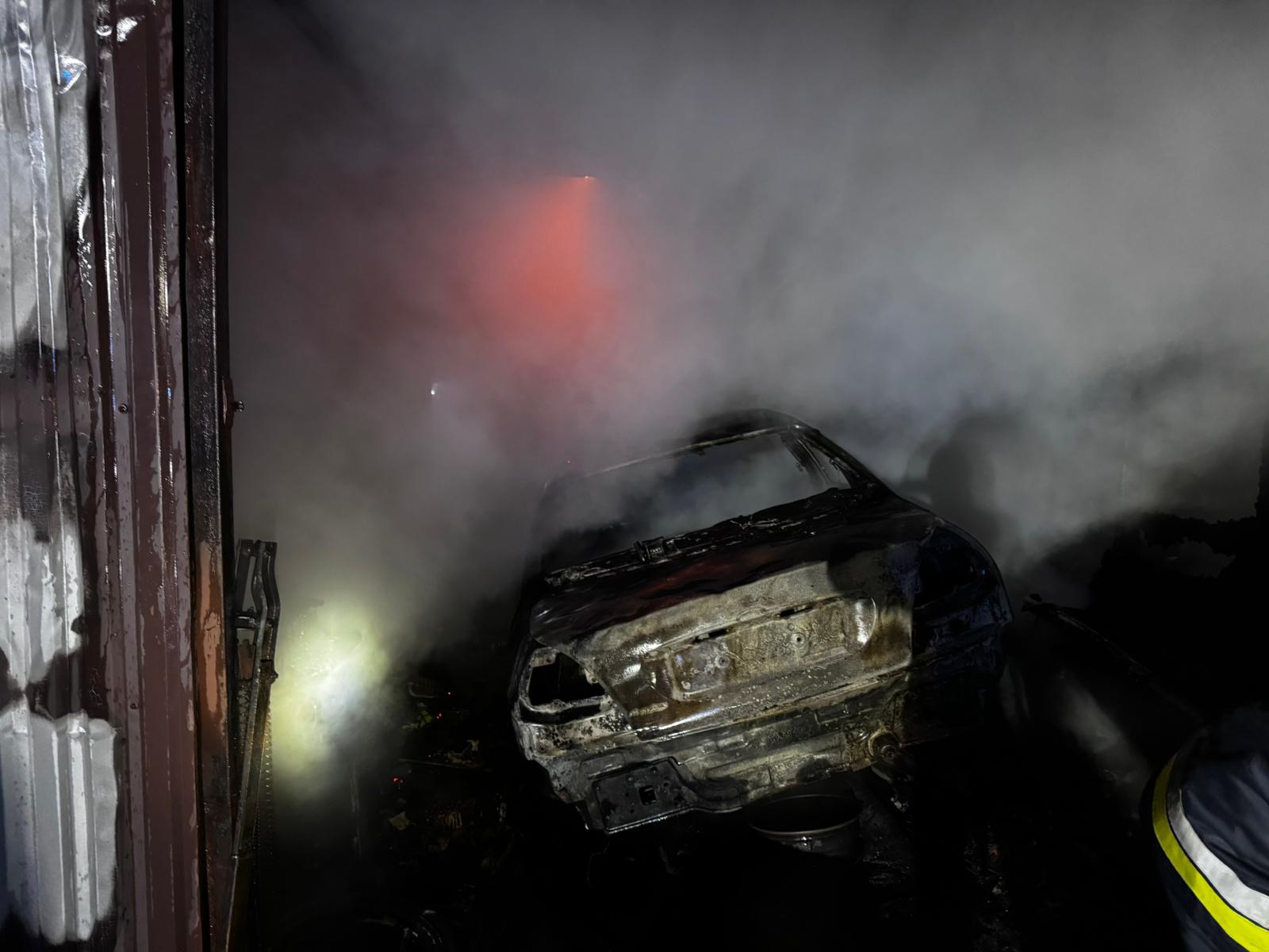 Pożar garażu! Spłonęły dwa samochody