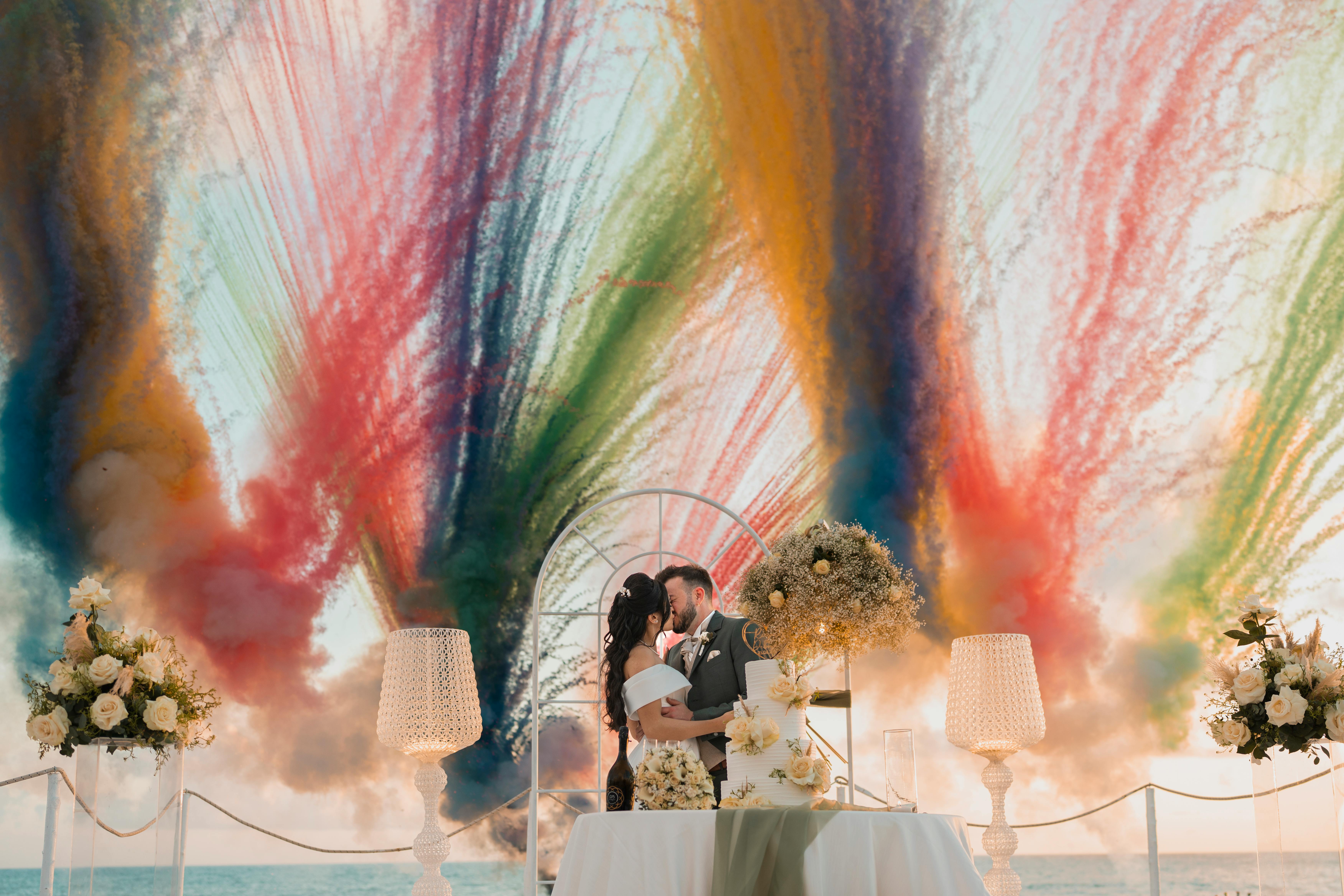 miny dymne w trakcie ślubu