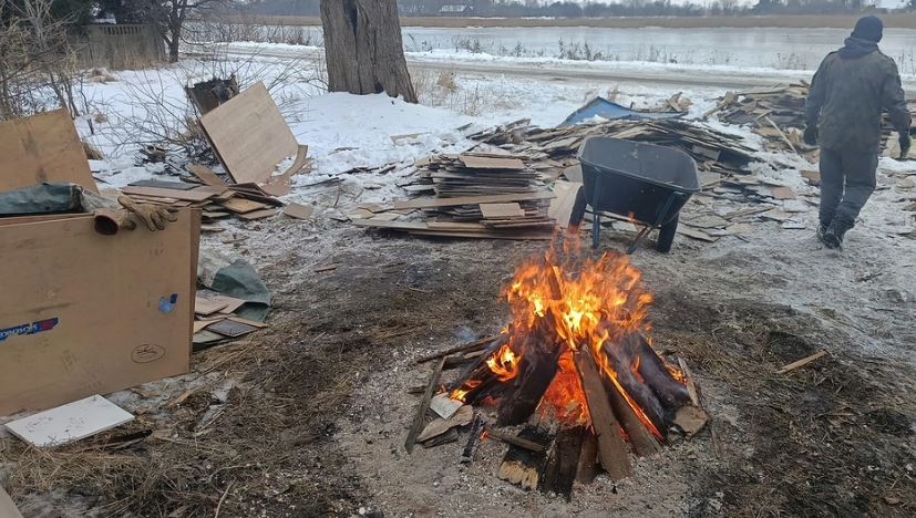 Chcieli posprzątać, skończyło się mandatem. Ognisko na komunalnej działce