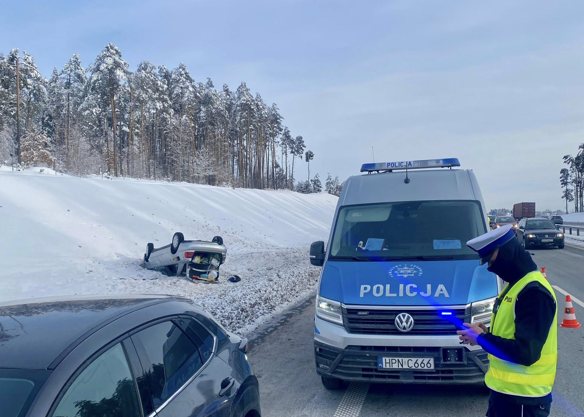 Dachowanie na Trasie Kaszubskiej w gminie Szemud. Policja podała wstępne ustalenia