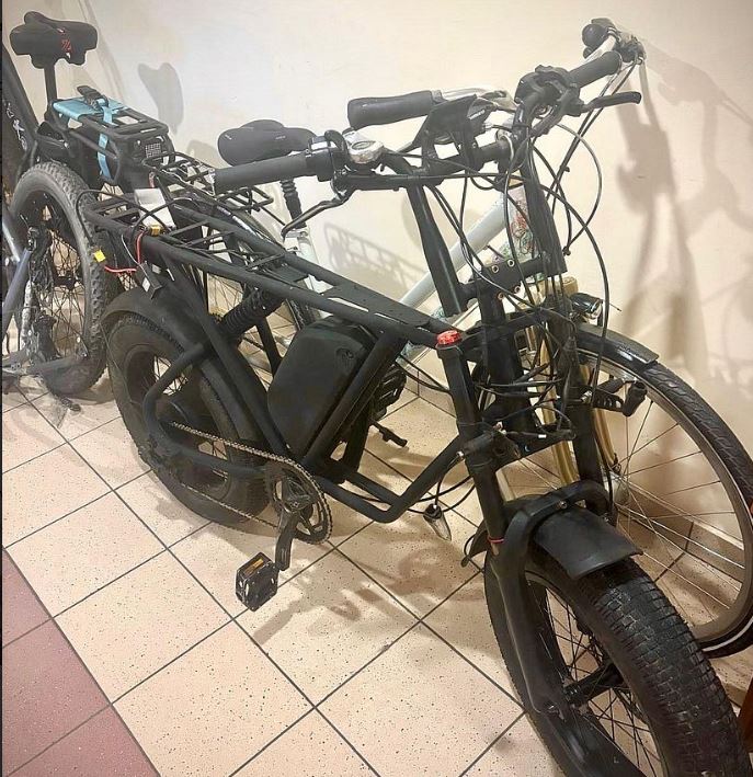 Szlifierka w ruchu, żabole w drzwiach. Złodziej jednośladów wpadł na gorącym uczynku