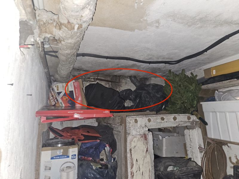 Schował się na półce w piwnicy i przykrył workami. Policjanci byli sprytniejsi
