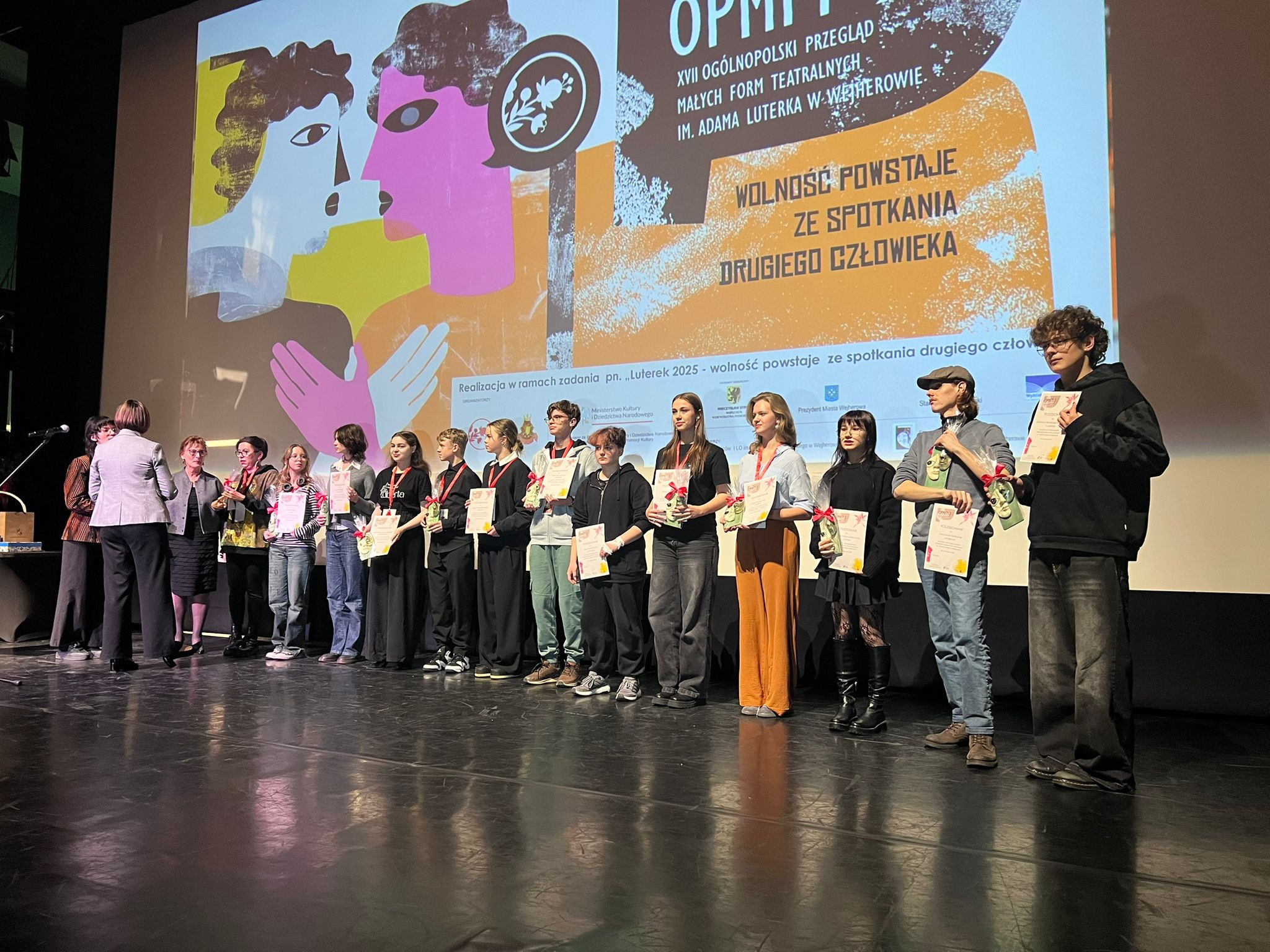 Miłośnicy teatru ponownie zaprezentowali swoje aktorskie umiejętności na scenie. Za nami Luterek 2025 w Wejherowie