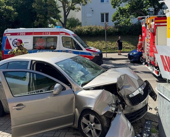 Czołowe zderzenie z paczkomatem. Pięć osób poszkodowanych!