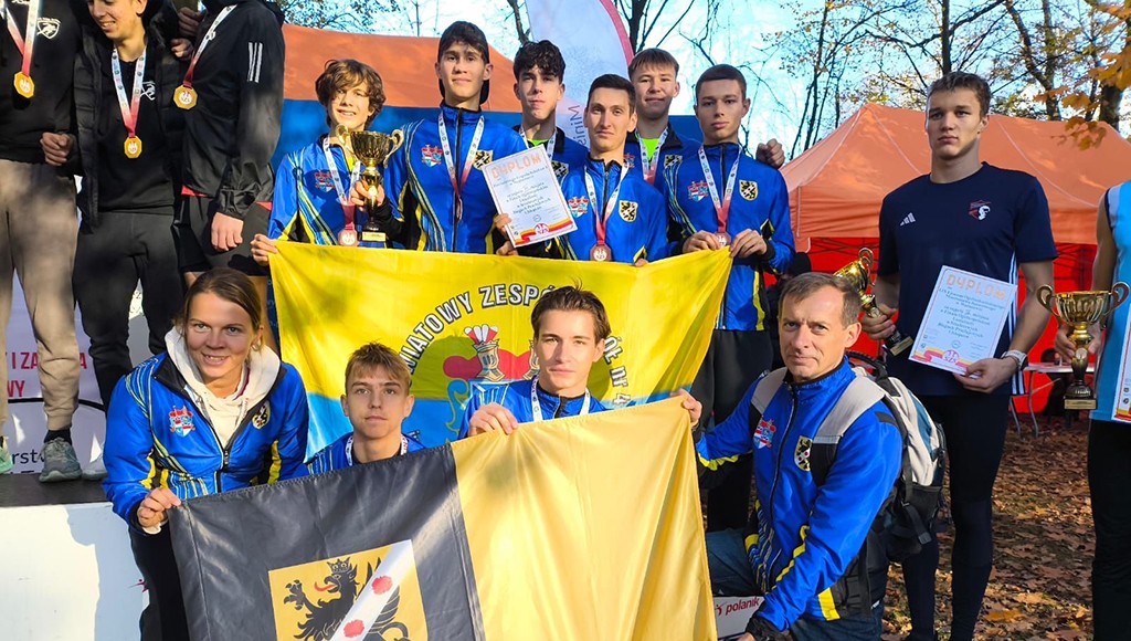 Do złota zabrakło im 24 sekundy. Biegacze z "Samochodówki" z medalem