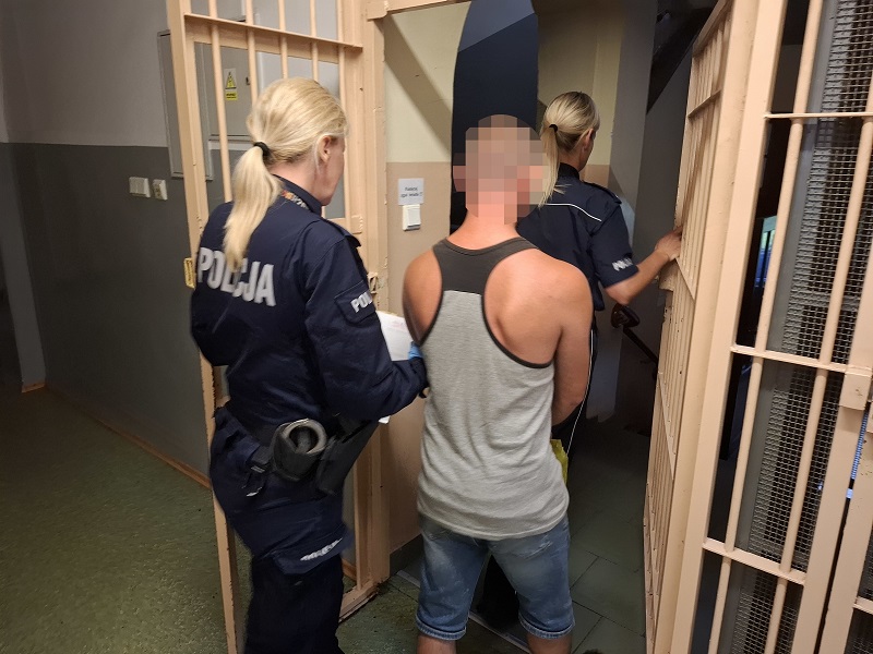 Był poszukiwany listami gończymi. Wpadł przez nieobyczajne zachowanie